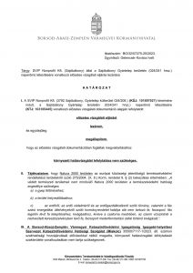 Közlemény Iktatószám: BO/32/07275-25/2023. Ügyintéző: Gelencsér Kovács Ivett Tárgy: SVIP Nonprofit Kft. (Sajóbábony) által a Sajóbábony Gyártelep területén (024/241 hrsz.) naperőmű létesítésére vonatkozó előzetes vizsgálati eljárás lezárása H A T Á R O Z A T I. A SVIP Nonprofit Kft. (3792 Sajóbábony, Gyártelep külterület 024/208.) (KÜJ: 101697927) kérelmére indult, a Sajóbábony Gyártelep területén (024/241 hrsz.) naperőmű létesítésére (KTJ: 103165445) vonatkozó előzetes vizsgálati dokumentáció alapján lefolytatott előzetes vizsgálati eljárást lezárom, és egyidejűleg megállapítom, hogy az előzetes vizsgálati dokumentációban foglaltak megvalósításához környezeti hatásvizsgálat lefolytatása nem szükséges. II. Tájékoztatom, hogy Natura 2000 területen az európai közösségi jelentőségű természetvédelmi rendeltetésű területekről szóló 275/2004. (X. 8.) Korm. rendelet 9. § (2) bekezdése értelmében: „A védett természeti területnek nem minősülő Natura 2000 területen a természetvédelmi hatóság engedélye szükséges a) a gyep feltöréséhez; b) a terület helyreállításához; c) az erdőről, az erdő védelméről és az erdőgazdálkodásról szóló törvény, valamint a fás szárú energetikai ültetvényekről szóló kormányrendelet hatálya alá nem tartozó fa, facsoport, fás legelőn lévő fa telepítéséhez, kivágásához, kivéve a csatorna medrében, az üzemi vízszintnél a nedvesített keresztszelvényben lévő fa, facsoport mederfenntartási céllal történő kivágását;”. III. A Borsod-Aba új-Zemplén Vármegyei Katasztrófavédelmi Igazgatóság Igazgató-helyettesi Szervezet Katasztrófavédelmi Hatósági Szolgálat (Miskolc) 35500/7117-1/2023. ált. számon szakhatósági hozzájárulását előírásokkal nélkül megadta, környezeti hatásvizsgálat lefolytatását szakterülete vonatkozásában nem tartja szükségesnek. 2 IV. Fentieknek megfelelően az alábbi paraméterekkel rendelkező beruházás környezeti hatásvizsgálat lefolytatása nélkül megkezdhető, annak megvalósításához környezetvédelmi engedély beszerzését nem írom elő: A beruházás által érintett terület Sajóbábony Gyártelep területén a 024/241 hrsz.-ú ingatlan. A beruházás által igénybe veendő összes terület: kb. 17.000 m2. A sajóbábonyi ipartelepen levő létesítmények villamosenergia-fogyasztásának csökkentése érdekében a SVIP Nonprofit Kft. napelemes kiserőművet kíván telepíteni. A fotovoltaikus rendszer kb. 17000 m2 földterületen domboldalra és betonfelületre kerül telepítésre. A monokristály technológiás napelem táblák dél-keleti és dél-nyugati tájolással kerülnek telepítésre. Az erőmű területén lesz elhelyezve 1 db BHTR állomás, amibe közvetetten csatlakoznak az energiaátalakítást végző inverterek. A rendszerhez tartozó fő egységek:  Napelem modulok: 3530 db Trina TSM-425 DE09R.08 (Pn=425 W)  Súlyozásos és talajhoz rögzített tartószerkezet  Hálózati inverter: 9 db Huawei SUN2000-115KTL-M2  Hálózati inverter: 1 db Huawei SUN2000-50KTL-M3  Hálózati inverter: 1 db Huawei SUN2000-40KTL-M3  Hálózati inverter: 2 db Huawei SUN2000-30KTL-M3  Hálózati inverter: 1 db Huawei SUN2000-15KTL-M2  Inverterek DC elosztószekrénye: 14 db  Inverterek AC elosztószekrénye: 14 db  Betonházas transzformátorállomás: 1 db KSW36-25/Siemens 1600 kVA (0,4 kV-os kapcsolótér, 1600 kVA 22/0,4 kV-os transzformátor, 22 kV-os kapcsolótér)  Középfeszültségű földkábel: 1 db NA2XS(F)2Y 12/22 kV 3x1x150 mm2  Meglevő alállomásban új leágazások kiépítése. A napelemek inverterei közvetve a földterületen telepítésre kerülő új BHTR állomás 0,4 kV-os oldalán fognak csatlakozni. A BHTR állomás a 92239 sz. 22 kV-os kapcsolóállomásba 22 kV-os földkábelen csatlakozik. A kapcsolóállomásban a kábel fogadására a 6. sz. tartalék sugárkábel mező lett kijelölve, melynek átalakítása szükséges. A berendezés főbb villamos paraméterei:  Maximális feszültség: 24 kV  Névleges feszültség: 22 kV  Névleges áram: 200 A  A gyűjtősín névleges árama: 630 A  Névleges frekvencia: 50 Hz  Ipari frekvenciás próbafeszültség: 50 kV/1 perc  Lökőpróbafeszültség: 125 kV  Termikus határáram: 16 kA  Termikus időhatár: 1 s  Ívállósági osztály: IAC id: IAC: 50 H  SF6 gáz tank IP védettsége: IP67  Kábeltérfedél és kezelői oldal IP védettsége: IP3X  Szín: RAL 7047. 3 A tervezett munkálatok engedélyezési eljárásának befejezését követően a munkavégzés megkezdődik (várhatóan 2024. I. negyedévben). Feszültség alá helyezés, villamos próbák várható kezdete: 2024. III. n. év. Hálózatra kapcsolás várható időpontja: 2024. III. n. év. A munkálatok időtartama kb. 6 hónap, a munkavégzés csak nappali (06-22 óra) időszakban történik. V. A határozat alapjául szolgáló előzetes vizsgálati dokumentációt és kiegészítéseit a MENDIKÁS Kft. (3545 Miskolc, Kazinczy u. 28.) készítette 2023. szeptember havi keltezéssel. VI. A határozatot egyidejűleg megküldöm az eljárásban részt vett Önkormányzat Jegyzőinek azzal, hogy a megküldéstől számított 10 napon belül gondoskodjon a határozat teljes szövegének közterületen, és helyben szokásos egyéb módon való közzétételéről. A közzétételről Hatóságomat a közzétételt követő 5 napon belül tájékoztatni kell. VII.  A határozat érvényességi ideje 2 év.  A határozat egyéb engedélyek beszerzési kötelezettsége alól nem mentesít.  Jelen határozat alapján kizárólag az IV. pontban meghatározott létesítmény engedélyezése kezdeményezhető, ettől eltérően megvalósuló létesítményre a határozat nem vonatkozik, így az nem engedélyezhető. VIII. Jelen eljárás 250 000,- Ft igazgatási szolgáltatási díj-köteles, amely a SVIP nonprofit Kft. (3792 Sajóbábony, Gyártelep külterület 024/208.) által 2023. október 27-én befizetésre került. IX. Döntésem ellen közigazgatási úton jogorvoslatnak helye nincs, az a közléssel véglegessé válik. A döntést sérelmező ügyfél részére – a rá vonatkozó rendelkezés tekintetében, jogszabálysértésre hivatkozva, a kézhezvételtől számított 30 napon belül a Miskolci Törvényszékhez címzett, de a vitatott cselekményt megvalósító közigazgatási szervhez benyújtott keresettel – közigazgatási peres út áll rendelkezésre. A jogi képviselővel eljáró fél, valamint a belföldi gazdálkodó szervezet a keresetlevelet elektronikus úton, a https://epapir.gov.hu elérhetőségen keresztül nyújthatja be a közigazgatási határozatot/végzést/döntést hozó szervnél. A jogi képviselő nélkül eljáró természetes személy – amennyiben ügyfélkapuval rendelkezik – választhatja a https://epapir.gov.hu elérhetőségen az elektronikus úton történő keresetlevél benyújtását, azonban ha ezzel a lehetőséggel nem kíván élni, vagy a feltételek nem adottak, úgy papír alapon is benyújthatja keresetlevelét a közigazgatási határozatot/végzést/döntést hozó szervnél, illetve ajánlott küldeményként postára adhatja a Borsod-Abaúj-Zemplén Vármegyei Kormányhivatal Környezetvédelmi, Természetvédelmi és Hulladékgazdálkodási Főosztály, 3530 Miskolc, Mindszent tér 4. sz. alatti címére. A kereset benyújtásának a közigazgatási cselekmény hatályosulására nincs halasztó hatálya, azonban az ügyfél azonnali jogvédelem iránti kérelmet is előterjeszthet. A közigazgatási peres eljárásban a felperest tárgyi illetékfeljegyzési jog illeti meg, pervesztessége esetén azonban viselni tartozik a bírósági eljárási illetéket. A bíróság a pert – főszabályként – tárgyaláson kívül bírálja el, a felek bármelyikének kérelmére azonban tárgyalást tart. A tárgyalás tartását az ügyfél a keresetlevélben kérheti. Ennek elmulasztása miatt igazolásnak nincs helye. 4 I N D O K O L Á S A SVIP Nonprofit Kft. (3792 Sajóbábony, Gyártelep külterület 024/208.) EPAPIR-20230922-3762 számon benyújtott kérelmében a Sajóbábony Gyártelep területén (024/241 hrsz.) naperőmű létesítésére vonatkozóan előzetes vizsgálati eljárást kezdeményezett a Borsod-Abaúj-Zemplén Vármegyei Kormányhivatal Környezetvédelmi, Természetvédelmi és Hulladékgazdálkodási Főosztályán. Kérelméhez csatolta a MENDIKÁS Kft. (3545 Miskolc, Kazinczy u. 28.) által készített előzetes vizsgálati dokumentációt és kiegészítéseit. A beruházás a környezeti hatásvizsgálati és az egységes környezethasználati engedélyezési eljárásról szóló 314/2005. (XII. 25.) Korm. rendelet (a továbbiakban: „R”) 3. számú melléklet 127. a) pontja (Transzformátor-alállomás védett természeti területen, Natura 2000 területen) hatálya alá tartozik, és a környezetvédelmi hatóság döntésétől függően környezeti hatásvizsgálat köteles. A Rend. 3. § (1) bekezdés a) pontja alapján „A környezethasználó ... előzetes vizsgálat iránti kérelmet köteles benyújtani a környezetvédelmi hatósághoz, ha olyan tevékenység megvalósítását tervezi, amely a 3. számú mellékletben szerepel.” Az eljárás során a környezetvédelmi, természetvédelmi és hulladékgazdálkodási hatóság vizsgálja, hogy a tervezett tevékenység megvalósításából származhatnak-e jelentős környezeti hatások, amennyiben igen, dönt a környezeti hatásvizsgálat szükségességéről, a környezeti hatástanulmány tartalmi követelményeiről. Ha NATURA 2000 területre jelentős környezeti hatás várható, a környezeti hatástanulmány tartalmi követelményeit az európai közösségi jelentőségű természetvédelmi rendeltetésű területekről szóló jogszabályban a hatásbecslési dokumentáció tartalmát meghatározó előírások figyelembevételével írja elő. Ha nem feltételezhető jelentős környezeti hatás, tájékoztatást ad a tárgyi létesítménnyel kapcsolatos, hatáskörébe tartozó egyéb engedélyek megszerzésének szükségességéről. Ha az előzetes vizsgálati dokumentáció változatokat tartalmazott, megjelöli azon változato(ka)t, melyek létesítését megfelelő körülmények között lehetségesnek tartja. A létesítést kizáró ok esetén megállapítja, hogy a tevékenység kérelem szerinti megvalósítására engedély nem adható. Amennyiben fentiek érdemi tisztázására nem áll elegendő információ a hatóság részére, az 1995. évi LIII. tv. Kt. 91/B. § (1) bek. szerint határidő megjelölésével, a mulasztás jogkövetkezményeire történő figyelmeztetés mellett adatpótlásra hívja fel a kérelmezőt. A beadvány alapján 2023. szeptember 22-én előzetes vizsgálati eljárás indult. Az ügyfél részére a teljes eljárásra történő áttérésről az általános közigazgatási rendtartásról szóló 2016. évi CL. törvény (Ákr.) 43. § (2) bekezdése értelmében BO/32/07275-2/2023. számon 2023. szeptember 27-én értesítést küldtem. A beadvány áttekintését követően megállapítottam, hogy az formai szempontból hiányos, ezért BO/32/07275-22/2023. számon hiánypótlási felhívást adtam ki az eljárás igazgatási szolgáltatási díjának befizetése céljából. A SVIP nonprofit Kft. (3792 Sajóbábony, Gyártelep külterület 024/208. 2023. október 27-én a környezetvédelmi és természetvédelmi hatósági eljárások igazgatási szolgáltatási díjairól szóló 14/2015. (III. 31.) FM rendelet 1. számú melléklet 35. pontja szerinti 250 000,- Ft (azaz kétszázötvenezer forint) igazgatási szolgáltatási díjat megfizette. 5 Az eljárás során a környezetvédelmi és természetvédelmi szempontok mellett vizsgáltam a környezetvédelmi hatósági és igazgatási feladatokat ellátó szervek kijelöléséről szóló 624/2022. (XII. 30.) Korm. rendelet 11. § (1) bekezdésében foglaltak értelmében e rendelet 3. számú melléklet 3., 4., 5., 6., 8. és 17. pontjaiban szereplő szakkérdéseket. A dokumentációban foglaltak alapján a Borsod-Abaúj-Zemplén Vármegyei Kormányhivatal az alábbiakat állapította meg: Környezetvédelmi, természetvédelmi és hulladékgazdálkodási hatáskörben A dokumentáció készítői rendelkeznek az előzetes vizsgálati dokumentáció részszakterületeire vonatkozó szakértői jogosultsággal, a kérelmező az erre vonatkozó igazolásokat benyújtotta. Az előzetes vizsgálati dokumentáció kielégíti a „R” 4. számú mellékletének tartalmi követelményeit. A tervezett tevékenység kapcsán környezetvédelmi, természetvédelmi és hulladékgazdálkodási szempontból jogszabályi okból kizáró ok nem merült fel. A Rend. 5. számú mellékletében felsorolt szempontok és az előzetes vizsgálati dokumentáció alapján jelentős hatások nem feltételezhetőek az alábbiakban részletezettek szerint. Levegőtisztaság-védelmi szempontból A sajóbábonyi ipartelepen levő létesítmények villamosenergia-fogyasztásának csökkentése érdekében a Sajóbábonyi Vegyipari Parkot üzemeltető SVIP Sajóbábonyi Vegyipari Park Nonprofit Kft. napelemes kiserőművet kíván telepíteni. A fotovoltaikus rendszer kb. 17000 m2 földterületen domboldalra és betonfelületre kerül telepítésre. A monokristály technológiás napelem táblák dél-keleti és dél-nyugati tájolással kerülnek telepítésre. Az erőmű területén lesz elhelyezve 1 db BHTR állomás, amibe közvetetten csatlakoznak az energiaátalakítást végző inverterek. A dokumentációban foglaltak alapján a tervezett fotovillamos rendszer a nap sugárzási energiáját felhasználva elektromos egyenáramot (DC) állít elő, melyet az áramátalakító berendezés, inverter alakít szinuszos jelalakú 230 V, 50 Hz váltakozó árammá (AC). Az így kialakult elektromos teljesítmény – hasonlóan a szolgáltatói rendszerhez – bármilyen elektromos berendezés ellátására használható. A megtermelt elektromos energiát a megrendelő saját belső hálózatában kívánja felhasználni, az esetleges maradék elektromos energiát pedig a hálózatba visszatermelni. A napelemes rendszer névleges villamos AC teljesítménye 1200 kW. A tervezett munkálatok engedélyezési eljárásának befejezését követően a munkavégzés megkezdődik (várhatóan 2024. I. negyedévben). A munkálatok időtartama kb. 6 hónap, a munkavégzés csak nappali (06-22 óra) időszakban történik. A létesítést követően a működési szakasz azonnal megindul, időtartamát a beépített anyagok elöregedése határozza meg. A tervezett létesítmény kivitelezése során a földmunkavégzés jár jelentősebb terheléssel, míg a szállítás környezetterhelése ettől lényegesen elmarad. A levegőbe kerülő szennyező gázok mennyisége a munkagépek üzemanyag-felhasználásából és a fajlagos szennyezőanyag kibocsátásból került kiszámításra. Maximális környezetterhelés akkor jelentkezik, ha a munkaterületen az összes munkagép egy időben, egymás közelében dolgozik, illetve járó motorú tehergépkocsi van a közelükben. Ez összesen 62 l/h (54 kg/h) üzemanyag felhasználást jelent. 6 A betonházas transzformátor állomás kiépítése, a terület előkészítési, földkábel fektetési munkáinak elvégzése során jelentkezhet minimális mértékű porkibocsátás. A különböző munkafázisok egymástól elkülönülve zajlanak, így a számításokat a legnagyobb terheléssel járó folyamatra végezték el (jelen esetben a földmunkavégzés), a többi ennél bizonyosan kisebb hatással lesz a környezetére. A kivitelezés során jelentkező környezetterhelés a földmunkák elvégzése közben, a távolság függvényében, valamint a 306/2010 (XII.23) Kormányrendelet 2. § 14. pontja szerinti elvégzett számítások alapján a nyomvonal-áthelyezés hatásterületének határa a megbolygatott terület határától 40 m-re található. A szállításból fakadó környezetterhelés a távolság függvényében, az úttengelytől számított 1 m távolságban a háttérszennyezés és a mederáthelyezés következtében megnőtt közlekedésből származó levegőterhelés együttes nagysága is jóval alatta marad a légszennyezettségi határértékeknek; nagyobb távolságban a szennyezettség még tovább csökken. A szállítás hatásterületének határa az út tengelyétől 30 m-re található. A telepítési szakaszban az építési elemek, anyagok helyszínre történő szállításának következtében fellépő kamion többlet (10 db/nap) minimális emisszió növekedéssel jár, amely mértékénél fogva nem jár érzékelhető emisszió változással. A telepítés minimális földmunkával jár, ennek következtében az ebből eredő porterhelés is minimális. A munkálatok igen rövid idejű és kis mennyiségű, kis koncentrációjú levegőterhelést okoznak, ami a munkálatok végeztével megszűnik. Az építési terület max. 40 m-es sávjában korlátozott terjedéssel lehet fokozottabb porterhelés a lábazatok beépítése folyamán. A naperőmű üzemeltetése során nincs légszennyező anyag kibocsátás. A fentiek alapján megállapítható, hogy levegőtisztaság-védelmi szempontból jelentős környezeti hatással nem kell számolni, környezeti hatásvizsgálati eljárás lefolytatása levegőtisztaság-védelmi szempontból nem indokolt. Zajvédelmi hatásterület A tervezett beruházás során megvalósul a napelemes rendszer, a rendszer középfeszültségű csatlakoztatásához telepítendő 1 db betonházas transzformátorállomás (BHTR) és 1 db 22 kV-os földkábel 1150 m hosszban. A fotovoltaikus rendszer kb. 17000 m2 földterületen, domboldalra kerül telepítésre. A napelemes rendszer névleges villamos AC teljesítménye 1200 kW. A kivitelezés A munkavégzés során csak nappali (06-18 óra) időszakban történő tevékenységgel kell számolni. Az építési munka időtartama „1 hónap felett 1 évig”. Az ismertetett feltételek alapján a 27/2008. (XII.3.) KöM-EüM együttes rendelet 2. mellékletben meghatározott határértékek közül a vizsgált esetre: LTH(nappal) = 70 dB(A) Az építési munka során a 8 órás megítélési időre vonatkozó hangteljesítményszintek összesen a naperőmű, betonházas transzformátorállomás építése során: 7 Az építési munka során a 8 órás megítélési időre vonatkozó hangteljesítményszintek összesen a kábelfektetés során: A naperőmű, transzformátorállomás építésének, valamint a kábelfektetésnek a helyszínei egy időben a védendő épülethez legközelebbi pontban lennének, az összes hangnyomásszint 44,4 dB lenne. Megállapítható, hogy megadott eszközökkel végzett létesítési tevékenység során fellépő hangnyomásszint a legközelebbi létesítés területe – védendő épület helyzetnél nem haladja meg az előírt LTH = 70 dB zajterhelési határértéket. A szállítás Szállítási tevékenység csak a létesítési munkálatok során lesz. Várható nagyságrendje legfeljebb 5 forduló/nap, azaz 10 jármű/nap tehergépkocsi (kamion)forgalom a 25138 számú közúton - mely a 26 számú utat Sajóbábonnyal köti össze. Ezért a szállítás során kialakuló hangnyomásszint növekedés minimális mértékű lesz. Megállapítható, hogy a szállítás nem okoz jelentős zajterhelés növekedést a környékbeli útszakaszokon. A közúti szállítmányozás a kapcsolódó közutak környezetében 3 dB-nél kisebb zajterhelés változást okoz, így a 284/2007 (X. 29.) Korm. rendelet 7 §. (1) pontja alapján hatásterület nem jelölhető ki. Üzemelés során a rendszeres ellenőrzés, valamint a ritkán előforduló karbantartás miatt a dolgozók személykocsival közelítik meg a napelemes erőművet, melyből adódó zajterhelés elhanyagolható. Az üzemelés A zajkibocsátás a KSW36-25/Siemens 1600 kVA betonházas transzformátorállomástól és a 14 db invertertől fog származni. A KSW36-25/Siemens 1600 kVA betonházas transzformátorállomás hangteljesítményszintje annak műszaki leírása alapján alapján: LWA = 57 dB(A). A transzformátorállomás és a 14 db inverter eredő hangteljesítményszintje: 75,1 dB. Megállapítható, hogy létesítmény működése során fellépő hangnyomásszint a legközelebbi védendő épületnél kielégíti az LTH = 50 dB zajterhelési határértéket. 8 Zajvédelmi hatásterület A 284/2007 (X. 29.) Korm. rendelet alapján környezeti zajforrás hatásterületének lehatárolásakor azt a napszakot kell figyelembe venni, amely alapján a legnagyobb hatásterület mérhető, illetve számítható. Nappali időszakra jelen esetben a 284/2007. (X. 29.) Korm. rendelet 6. § d) pontjai szerint határozták meg a zajvédelmi szempontú hatásterületet. d) zajtól nem védendő környezetben - gazdasági területek kivételével - egyenlő a zajforrásra vonatkozó, üdülőterületre megállapított zajterhelési határértékkel, mely jelen esetben: éjjel 35 dB. Számítás alapján a hatásterület 36 méterre tehető. Összességében megállapítható, hogy a hatásterületen nincsenek zajtól védendő objektumok. Zajkibocsátási határérték megállapítása nem indokolt. Zajvédelmi szempontból jelentős hatással nem kell számolni. Földtani közeg védelme szempontjából A fotovoltaikus rendszer kb. 17000 m2 földterületen domboldalra kerül telepítésre. A megtermelt elektromos energiát a megrendelő saját belső hálózatában kívánja felhasználni, az esetleges maradék elektromos energiát pedig a hálózatba visszatermelni. A napelemes rendszer névleges villamos AC teljesítménye 1200 kW. A napelemek és tartószerkezeteik az ingatlanon levő tározók beton fedéseire és földterületre kerülnek rögzítésre. A napelemes kiserőmű inverterei által 0,4 kV-on megtermelt energiát 22 kV-osra kell átalakítani, hogy a felhasználási helyre eljuthasson. Emiatt telepítésre kerül az erőmű közvetlen közelében egy 1600 kVA névleges teljesítményű transzformátor a hozzá tartozó betonházas transzformátorállomással (BHTR). A napelemek inverterei közvetve a földterületen telepítésre kerülő új BHTR állomás 0,4 kVos oldalán fognak csatlakozni. A BHTR állomás a 92239 sz. 22 kV-os kapcsolóállomásba 22 kV-os földkábelen csatlakozik. A kapcsolóállomásban a kábel fogadására a 6. sz. mező lett kijelölve, melynek átalakítása szükséges. A BHTR állomástól induló NA2XS(F)2Y 3x1x150 mm2 KOF földkábel mintegy 1150 méteres nyomvonal hosszúságon lesz fektetve földsávban, egészen a kapcsolóállomásig. Meglevő nyomvonal keresztezésnél védőcsövezés, illetve a hatályos biztonsági távolságokra vonatkozó előírások betartása kötelező. A munkavégzéshez vízellátási igény nem merül fel, a megvalósítás során szennyvíz nem keletkezik. A tevékenység sem a felszíni-, sem a felszín alatti vízkészlettel, víztestekkel nem kerül kapcsolatba, ezáltal a tevékenység során a vizek állapotromlását okozó, kedvezőtlen környezeti hatások nem lépnek fel. Felhívjuk a figyelmet, hogy a napelemes kiserőmű telepítése, valamint a létesítmények üzemeltetése nem akadályozhatják a Borsod-Abaúj-Zemplén Megyei Kormányhivatal Környezetvédelmi, Természetvédelmi és Hulladékgazdálkodási Főosztálya által a BO–08/KT/08729-14/2019. számú határozatával a Sajóbábony Vegyipari Park területére vonatkozóan elrendelt kármentesítési munkálatokat. A tervezett tevékenység megvalósítása a benyújtott dokumentáció alapján földtani közeg védelmi érdeket nem sért, jelentős hatást nem eredményez. Természet- és tájvédelmi szempontból A Sajóbábony 024/241 hrsz.-ú ingatlan országos jelentőségű védett, védelemre tervezett természeti területet, ex lege védett területet, természeti emléket, barlangi felszíni védőövezetet nem érint, de az ingatlan része a 275/2004. (X. 8.) Korm. rendeletben (továbbiakban „R”) kihirdetett és a 14/2010. (V. 11.) KvVM rendelet mellékleteiben közzétett Natura 2000 hálózathoz tartozó Bükk hegység és peremterületei elnevezésű, HUBN10003 nyilvántartási számú különleges madárvédelmi területnek és a Magyarország 9 és egyes kiemelt térségeinek területrendezési tervéről szóló 2018. évi CXXXIX. törvényben (továbbiakban: Otrt.) kijelölt országos ökológiai hálózat pufferterület övezetének. A Bükki Nemzeti Park Igazgatóság 3496/1/2023. számon nyújtott adatszolgáltatást tárgyi ügyben: „A tervezési területen, a KÖRNY-ACE Kft. (Miskolc) megkeresésére a 3991/1/2022. számú adatszolgáltatásunkban az alábbi védett növényfajok előfordulásáról adtunk tájékoztatást (a Sajóbábony 024/241 és 024/247 hrsz.-ú ingatlanokra vonatkozóan): bíboros kosbor (Orchis purpurea), csinos árvalányhaj (Stipa pulcherrima), magyar zergevirág (Doronicumhungaricum). Az árvalányhaj fajok nagyobb egyedszámú előfordulásban ismertek. Régebbi adatok alapján a védett növényfajok közül a tervezési területen előfordult még a fehér törpezanót (Chamaecytisus albus) és a csillagőszirózsa (Aster amellus). A tervezési területen az alábbi értékes, lokális jelentőségű növényfajok előfordulása is ismert: magyar aszat (Cirsium pannonicum), foltos véreslapu (Hypochoeris maculata), parlagi rózsa (Rosa gallica), bárányüröm (Artemisia pontica), tömött lórom (Rumex confertus), kőmagvú gyöngyköles (Lithospermum officinale). Az utóbb felsorolt növényfajok nem védettek, de jelenlétükkel az élőhely természetességét jelzik. A jelzett növények mindegyike száraz, napfényes élőhelyekre jellemzőek, a teljes leárnyalást nem viselik el. A Sajóbábony 024/241 hrsz.-ú ingatlanon védett növény- vagy állatfaj előfordulásáról nincs adatunk, csak a lokális jelentőségű tömött lórom (Rumex confertus) előfordulása ismert. A területen ismert lósóska fajok (Rumex sp.) a védett tűzlepkék tápnövényei (pl. ibolyás tűzlepke (Lycaena alciphron), nagy tűzlepke (Lycaena dispar), így ezen fajok előfordulása is valószínű. A tervezési terület közvetlen környezetéből az alábbi védett és fokozottan védett állatfajok előfordulásáról rendelkezünk adattal: erdei pinty (Fringilla coelebs), kígyászölyv* (Circaetus gallicus), darázsölyv (Pernis apivorus)*, széncinege (Parus major), fekete rigó (Turdus merula), csuszka (Sitta europaea), nagy fakopáncs (Dendrocopos major) és az Európai Unióban természetvédelmi szempontból jelentős seregély (Sturnus vulgaris). A tervezési terület cserjés részein további védett és/vagy közösségi jelentőségű madarak fészkelése is előfordulhat (pl. tövisszúró gébics* /Lanius collurio/, karvalyposzáta* /Sylvia nisoria/ stb.). A fentebbi listában szereplő madarak általában pihenő és táplálkozó területként használhatják a tervezési ingatlanokat, de az énekesmadarak fészkelése előfordulhat. A tervezési területtől kb. 600 m-re a fokozottan védett békászó sas* (Aquila pomarina) régebben ismert fészkelőhelye található. A tervezési területtől kb. 1500 m-re a fokozottan védett fekete gólya* (Ciconia nigra) ismert fészkelőhelye található. (A *-gal jelezett fajok a Natura 2000 terület jelölő fajai.) A „R” 4. § (1) bekezdése szerint a Natura 2000 területek lehatárolásának és fenntartásának célja az azokon található, a „R” 1-3. számú mellékletekben meghatározott fajok és a „R” 4. számú mellékletben meghatározott élőhelytípusok kedvező természetvédelmi helyzetének megőrzése, fenntartása, helyreállítása, valamint a Natura 2000 területek lehatárolásának alapjául szolgáló természeti állapot, illetve a fenntartó gazdálkodás feltételeinek biztosítása. Tekintettel arra, hogy a naperőmű területe a Natura 2000 hálózat részét képezi, a „R” 10. § (1) bekezdése alapján az előzetes vizsgálati dokumentációt, illetőleg a Natura 2000 hatásbecslési dokumentációt megvizsgáltam és megállapítottam, hogy a tervezett beruházás – mind a létesítés, mind az üzemeltetés fázisaiban – megfelel a „R” 4. § (1) bekezdésében foglaltaknak, a Natura 2000 terület jelölésének alapjául szolgáló, a „R” 1. számú mellékletében meghatározott fajok természetvédelmi helyzetére jelenős kedvezőtlen hatást nem gyakorol, védett természeti értékeket nem károsít, vagy veszélyeztet, a területre kitűzött hosszú távú természetvédelmi célok elérését nem akadályozza, ezért a „R” 4. § (1) bekezdésében meghatározottakkal nem ellentétes. A napelemtáblákra döntött állásuk miatt a napfény az év legnagyobb részében közel függőlegesen esik, ezért a visszavert fény legnagyobb része vízszintesen polarizált lesz. A polarotaxis hatására az állatok egy része a napelemtáblák által visszaszórt polarizált fényt „szuper víz”-ként érzékelhetik. A jelenség ökológiai csapdahatást eredményezhet, amely a védett állatfajok számának csökkenéséhez, vagy eltűnéséhez vezethet. A polarizált fényvisszaverést nagyban csökkenti, ha fényvisszaverést csökkentő bevonatot kapnak. Ez esetben az állatok ökológiai csapdahatást minimalizálni lehet. 10 A továbbtervezéskor, a kivitelezés ütemezésekor szem előtt tartandó korlátozásokat a természeti értékek általános védelme érdekében, a természet védelméről szóló 1996. évi LIII. törvény. 17. § (1), 42.§ (1), (2), 43. § (1) bekezdéseiben foglaltak alapján tettem. A benyújtott dokumentáció az érdemi döntéshez elegendő alapul szolgál, megállapításai, javaslatai helytállóak. Összességében megállapítható, hogy a tervezett beavatkozások dokumentációban bemutatott módon történő végrehajtása, a kivitelezés fázisában az élőhelyek kismértékű zavarásával jár, azonban hosszabb távon természetvédelmi szempontból is elfogadható, ezért KHV kiírása nem indokolt. A védett, illetőleg Natura 2000 jelölő fajok és élőhelyeik megóvása érdekében, a természetvédelmi érdekeket szolgáló részletes előírásainkat, a beavatkozások hatásainak csökkentését, megelőzését célzó időbeli, térbeli korlátozásokat, saját hatáskörben a természetvédelmi engedélyezési eljárás keretében, illetőleg a vezetékjogi létesítési engedélyezési eljárás keretében szakhatóságként tesszük meg. A tevékenység kapcsán szakterületi szempontból kizáró ok nem merült fel, a benyújtott dokumentáció alapján megállapítottam, hogy a tevékenység végzése (szakági szempontból) várhatóan nem jár jelentős környezeti hatással, ezért a tárgyi ügyben benyújtott előzetes vizsgálati dokumentációt természet- és tájvédelmi szempontból nem kifogásolom. A fentiek miatt a kivitelezéssel járó beavatkozások, illetőleg azok ütemezése vonatkozásában, a továbbtervezéskor és a részletes engedélyezési-kivitelezési tervek kidolgozásakor az alábbi természetvédelmi célú, a beavatkozásokkal járó negatív hatásokat mérséklő korlátozások tekintendők irányadónak: 1. A munkálatokat a természeti értékek legnagyobb kíméletével szükséges végezni. 2. A munkálatok megkezdése előtt természetvédelmi szakértővel meg kell vizsgáltatni, hogy a területen találhatók-e védett növényfajok, amennyiben igen, akkor azok áttelepítésének szükségességét is. Szükség esetén a védett fajokat természetvédelmi szakértő jelenlétében és irányításával – a hatóságtól beszerzett engedély alapján – megfelelő élőhelyre át kell telepíteni az engedélyes költségére. A vizsgálatok és az áttelepítések szervezésébe, az áttelepítési helyszínek kiválasztásába a Bükki Nemzeti Park Igazgatóság szakembereit is be kell vonni. A vizsgálatokról és az áttelepítésről jegyzőkönyvet kell készíteni, melyet meg kell küldeni a természetvédelmi hatóságnak a vizsgálatokat, illetve az áttelepítést követő 10 napon belül. 3. Gépek mozgásához, megközelítéshez, közlekedéshez használatban lévő utakat, földutakat szabad használni. 4. A naperőmű létesítésénél a tájra jellemző felszínalakzatokat, mezodomborzati elemek megőrizendők, a tereprendezés csak a műszakilag indokolható legkisebb mértékben végezhető. 5. Az építés során szükségessé váló cserjeirtást, fakivágást fészkelési időszakon kívül, augusztus 15. és március 1. között kell végezni. 6. Az alkalmazni kívánt napelemtáblák kiválasztásánál előnyben kell részesíteni a jelenleg elérhető legkevésbé tükröző és polarizáló típusokat. 7. A naperőmű létesítése során törekedni kell a létesítmény barrier hatásának csökkentésére. Ennek érdekében a naperőmű körbekerítése esetén a kerítést úgy szükséges kialakítani, hogy az a védett állatok (pl. kétéltűek) mozgását ne akadályozza. 8. Az elektromos áram továbbítását a hálózati csatlakozóponthoz földkábelen szükséges megoldani. 9. A kiásott munkagödröket, munkaárkokat a műszaki és technológiai lehetőségek szerint a leggyorsabban vissza kell temetni. A hosszabb ideig felügyelet nélkül nyitva maradó munkagödröket, munkaárkokat megfelelő módon le kell fedni, hogy azokba állat ne eshessen bele. 10. A kiásott munkagödrökbe, munkaárkokba betelepült vagy beleesett védett hüllőket, kétéltűeket, kisemlősöket naponta és a betemetés előtt ki kell menteni és megfelelő élőhelyen szabadon kell engedni. 11 11. A földkábel fektetése során keletkező felesleges földhulladékot védett természeti területen, Natura 2000 gyepterületen deponálni, elhelyezni tilos. 12. Az elkerülhetetlen elektromos szabadvezetékek, és szabad elektromos csatlakozások (pl. transzformátor) esetén a védett madarak áramütés elleni védelmét biztosító megoldások alkalmazása szükséges. 13. A védett és fokozottan védett madarak megóvásának érdekében a naperőművön áthaladó és a környezetében található villamoshálózat szabad vezetékeire madár elterelő berendezések kihelyezése szükséges. 14. A kivitelezéshez és az üzemeltetéshez a megvilágítás tervezésénél az országos településrendezési és építési követelményekről szóló 253/1997. (XII. 20.) Korm. rendelet 54. § (2) bekezdés d) pontja előírásait figyelembe kell venni. 15. Az esetlegesen szükséges kültéri megvilágítás kialakításakor az élővilágra legkevésbé káros hatást gyakorló színösszetételű és színhőmérsékletű fényforrások alkalmazása szükséges. A fényforrások teljes teljesítményük legfeljebb 25%-át sugározzák az 550 nm alatti hullámhossztartományban. Legfeljebb 2700 K színhőmérsékletű LED-es fényforrások használata lehetséges. A fényt kizárólag a megvilágítandó területre szükséges irányítani. Biztosítani kell a lámpatestek esetében a 0 vagy ahhoz nagyon közeli ULOR értéket: a horizont síkja feletti térrészbe ne jusson fény. 16. A beavatkozás során bolygatott felszíneket a munkák befejezése után helyre kell állítani. 17. A bolygatott felszínek helyreállítása után az inváziós és allergén növényfajok megjelenését, megtelepedését, terjedését a beavatkozási területen, szükség esetén, kaszálással meg kell akadályozni. 18. Az özönnövények kaszálását a növények terméseinek (magjainak) beérése előtt, július, augusztus hónapra időzítetten szükséges elvégezni, a további területek megfertőzésének elkerülése érdekében. A levágott virágzó hajtások kényszer magérlelését is szükséges megakadályozni (pl. földtakarás alkalmazásával). 19. Legkésőbb az építési engedélyezési eljárás indításáig monitorozási tervet szükséges készíteni, amellyel vizsgálni kell a naperőmű poláros és nem poláros fényszennyezést, polarotaxist kiváltó hatásának mértékét, a környékbeli madarak, denevérek esetleg más állatok (pl. rovarok) viselkedését, a létesítménynek ezek állományaira gyakorolt kedvező, vagy kedvezőtlen hatásait. 20. Az időbeli korlátozásoktól eltérni kizárólag különösen indokolt esetben, a Bükki Nemzeti Park Igazgatóság szakembereivel a helyszínen történt előzetes egyeztetés eredményétől függően lehetséges, abban az esetben, ha a tevékenység, beavatkozás természetvédelmi érdekek sérülése nélkül megvalósítható. Az egyeztetésről jegyzőkönyvet kell felvenni és a természetvédelmi hatóságnak meg kell küldeni. 21. A naperőmű élővilágra gyakorolt hatásainak megfigyelése érdekében szükséges, hogy az üzemeltető tegye lehetővé, hogy a naperőmű elkerített területére előzetes egyeztetés után a Bükki Nemzeti Park Igazgatóság természetvédelmi szakembere megfigyelések végzése céljából bejuthasson és ott a megfigyeléshez szükséges ideig tartózkodhasson. Éghajlatvédelmi szempontból A tevékenység nem befolyásolja a feltételezhető hatásterület alkalmazkodási képességét a klímaváltozáshoz. A terület használata megváltozik a beruházás kapcsán, melynek következtében azonban nem várható jelentős változás a környezet adaptációs képességében. Hulladékgazdálkodási hatáskörben A benyújtott dokumentációban foglaltak alapján az alábbiak kerültek megállapításra:  A kivitelezési fázis során veszélyes és nem veszélyes hulladékok egyaránt keletkezhetnek (jellemzően olajos föld, olajos rongy, veszélyes hulladékként kezelt kiselejtezett elektromos és elektronikus berendezések, számítástechnikai eszközbázishoz kapcsolódó hulladékok, kommunális hulladékok, esetlegesen bontásból származó hulladékok). A keletkező hulladékok nyilvántartásáról gondoskodnak, gyűjtésüknek tekintetében szelektív hulladékgyűjtést valósítanak meg. A keletkező hulladékok szakszerű gyűjtését, biztonságos tárolását és 12 elszállítását a kivitelező biztosítja. Havária helyzetet jellemzően a gépek meghibásodásából eredő olajcsepegés jelenthet. Az ezt követő kármentesítési tevékenység során a 17 05 03* azonosítókóddal jelölt „veszélyes anyagokat tartalmazó föld és kövek” megnevezésű hulladék keletkezésével kell számolni, melyet a veszélyes hulladékok kezeléséről szóló 225/2015. (VIII. 07.) Korm. rendelet előírásai szerint kell kezelni.  Az üzemeltetési fázis során kisebb mennyiségű, jellemzően az esetleges meghibásodásokból eredő hulladékképződéssel kell számolni. Ezen hulladékok kezelését, tárolását, szállítását az Üzemeltető a hatályos jogszabályok figyelembevételével szabályzatban rögzíti.  A felhagyási fázis során a beépített berendezéseket, tartószerkezeteket és a kisegítő egyéb létesítményeket elbontják. Lehetőség szerint gondoskodnak a még használható berendezések, alkatrészek egyéb helyszínen történő tovább felhasználásáról. A maradék anyagokat, elhasználódott berendezéseket hulladékként kezelik. A felhagyáskor képződő hulladékok mennyisége hasonló mennyiségű lesz a létesítéskor beépített anyagok mennyiségével.  A Kft. a hulladékait az azok szállítására, átvételére feljogosított, hulladékgazdálkodási engedéllyel rendelkező szervezeteknek adja át. A benyújtott dokumentáció alapján a tevékenység végzése hulladékgazdálkodási érdeket nem sért. A tevékenység nem gyakorol jelentős hatást a környezetre, ezért környezeti hatásvizsgálati eljárás lefolytatása hulladékgazdálkodási szempontból nem indokolt. A tevékenység engedélyezésével kapcsolatosan kizáró ok nem áll fenn. Hulladékgazdálkodási engedély köteles tevékenység végzése nem tervezett. Közegészségügyi hatáskörben A SVIP Nonprofit Kft. (3792 Sajóbábony, Gyártelep külterület 024/208.) Sajóbábony Gyártelep területén (024/241 hrsz.) 1200 kW névleges teljesítményű naperőművet, betonházas transzformátort és villamos távvezetéket tervez létesíteni, összesen 1,7 hektárnyi területen. A kivitelezés időtartama kb. 6 hónap és csak nappal időszakot fog érinteni a dokumentáció szerint. A működés időtartama az alkatrészek elöregedésétől függően fog alakulni. A 22 kV földkábel hossza a BHTR és a csatlakozási pont között 1150 méter lesz. A tervezési terület NATURA 2000-es területeket is érint. Összesen 3530 darab 425 W teljesítményű napelem modul telepítése tervezett, a hozzájuk tartozó 14 db inverterrel és 1 db betonházas transzformátorral. A közvetlen tervezési területen felszín alatti víznyerő hely(kút) nem található. Hatályos határozattal kijelölt, vagy előzetesen lehatárolt közcélú ivóvízmű felszín alatti védőidoma, védőterülete a tervezési terület által nem érintett a dokumentáció szerint. Levegővédelmi szempontból az építési munkálatok, illetve szállítás során a munkagépek emissziójából és porterhelésből adódó levegőterhelések számottevőek. A szállítás hatásterületének határa az út tengelyétől 30 m-re található a dokumentáció szerint. Az építési terület környezetében max. 40 m-es sávban számolnak fokozottabb porterheléssel a lábazatok beépítése során. A zajvédelmi hatásterület a munkavégzés során naperőmű határvonalától kifelé gazdasági területen 43 m-ig, zajtól nem védendő környezetben 64 m-ig terjed a dokumentáció szerint. A kábel nyomvonalától gazdasági területen 31 m-ig, zajtól nem védendő környezetben 46 m-ig tartó terület. A munkavégzés külterületen, de belterület közelében zajlik, ahol a kommunális hulladék gyűjtése, tárolása megoldott. Esetlegesen ilyen típusú hulladék keletkezésekor a települési hulladékkezelő rendszer vehető igénybe. Építési és bontási hulladékok keletkezése esetén a kivitelezőnél alkalmazott hulladékgazdálkodási szabályzat szerint kell eljárni. Bontásból származó hulladékok nem maradhatnak a területen a dokumentáció szerint. A létesítési munkálatok végzése során veszélyes hulladékok keletkezése meglehetősen korlátozott mértékben következhet be, gyakorlatilag csak esetleges havária helyzetben kell számolnunk ilyen típusú hulladék keletkezésével. Keletkezése esetén a 225/2015. (VIII.07.) Korm. rendelet szerint kell eljárni a dokumentáció szerint. A dokumentáció áttanulmányozása után megállapítottam, hogy az abban foglalt adatok helytállósága és előírások betartása esetén a napelempark létesítése és üzemeltetése során jelentős környezeti hatások nem feltételezhetők, a környezetében élő lakosság egészségügyi kockázata nem növekszik. A dokumentációban leírt környezetvédelmi intézkedések, műszaki megoldások biztosítani fogják, hogy a 13 létesítés és működés során a káros környezeti, környezet-, település-, és közegészségügyi hatások az alábbi előírások és a vonatkozó jogszabályok betartásával csökkenthetők legyenek, ezért a tervezett tevékenység káros hatásai elfogadható szinten tarthatók. Az elektromos hálózatok, valamint az azokhoz kapcsolódó berendezések létesítése és üzemeltetése során az alábbi jogszabályokban foglaltak figyelembevételével kell eljárni:  a fizikai tényezők (elektromágneses terek) hatásának kitett munkavállalókra vonatkozó minimális egészségi és biztonsági követelményeiről szóló 33/2016. (XI. 29.) EMMI rendelet.  a 0 Hz–300 GHz közötti frekvenciatartományú elektromos, mágneses és elektromágneses terek lakosságra vonatkozó egészségügyi határértékeiről szóló a 63/2004. (VII. 26.) ESZCSM rendelet. Felhívjuk a figyelmet az alábbiakra: 1. A kivitelezés és üzemeltetés során meg kell akadályozni a talaj, a felszíni és felszín alatti vizek, valamint a levegő szennyeződését. Száraz, szeles időben a beépítésre kerülő anyagok, és a felhasználásra nem kerülő kitermelt talaj elszállítása esetén az azokból adódó kiporzást takarással kell csökkenteni. 2. A talaj, a felszíni és felszín alatti vizek szennyeződésének elkerülése érdekében, amennyiben a létesítés, vagy üzemeltetés során veszélyes anyag szennyezés történik, annak azonnali összegyűjtéséről és kármentesítésről gondoskodni kell. 3. A tevékenység során keletkező, vagy fellelt kommunális és veszélyes hulladékokat környezetszennyezést, környezetkárosítást kizáró módon kell gyűjteni, elszállíttatásukról gondoskodni szükséges. A veszélyes hulladékok gyűjtését a hulladék fizikai, és kémiai jellegének megfelelően, elkülönítve kell végezni. 4. A dolgozók szociális víz igényének kielégítéséhez, kézmosáshoz és tisztálkodáshoz ivóvíz minőségű vizet kell biztosítani. A munkavállalók kézmosásához egyfázisú kézfertőtlenítő szappant biztosítani szükséges. 5. A kivitelezés és üzemeltetés során a dolgozók részére ivóvíz minőségű vizet, az illemhely használatot, továbbá a keletkezett szennyvíz gyűjtését és elszállítását a talaj, valamint a felszín alatti vízkészlet szennyezését kizáró módon kell biztosítani. 6. A tevékenység során felhasznált vegyi anyagokra/készítményekre vonatkozóan gondoskodni kell a kémiai biztonsági előírások betartásáról. A veszélyes anyagokkal, illetve veszélyes keverékekkel végzett tevékenységet elektronikus úton az Országos Szakrendszeri Információs Rendszer KBIR rendszeren keresztül a területileg illetékes járási hivatalnak be kell jelenteni. Örökségvédelmi hatáskörben A kérelemhez csatolt előzetes vizsgálati dokumentáció és a rendelkezésre álló adatok alapján megállapítottam, hogy az engedélyezés tárgyát képező tevékenység nyilvántartott régészeti lelőhelyet, régészeti védőövezetet, valamint műemléket, műemléki területet, világörökségi területet nem érint, ezért terv szerinti kivitelezése a kulturális örökségvédelem érdekeit nem sérti. A tervezett földmunkák során nem várt módon előkerült régészeti emlékek esetén történő intézkedéseket a kulturális örökség védelméről szóló 2001. évi LXIV. törvény (Kötv.) 24. § határozza meg. A bejelentési kötelezettség elmulasztásának jogkövetkezményét a Kötv. 82. § (2) bekezdése helyezi kilátásba. Az előzetes vizsgálati dokumentáció alapján megállapítom, hogy a környezetvédelmi engedélyezést kizáró ok kulturális örökségvédelmi szempontból nem merül fel. A tárgyi ügyben környezeti hatásvizsgálat lefolytatása örökségvédelmi szempontból nem indokolt. Felhívom az engedélyes figyelmét, hogy amennyiben a tervezett építési tevékenység során, bármilyen földmunka végzésekor régészeti leletek kerülnek elő, vagy ennek gyanúja felmerül, a munka felelős vezetője köteles a bolygatást azonnal abbahagyni, az esetről a területileg illetékes Herman Ottó Múzeumot (3529 Miskolc, Görgey u. 28. tel.: 46/560-170, Régészeti Osztály) és az örökségvédelmi 14 hatóságot haladéktalanul értesíteni, a területet és a talált leleteket a felelős őrzés szabályai szerint megőrizni és a múzeum képviselőjének átadni. Termőföld minőségi védelmére kiterjedő hatáskörben A talajvédelmi hatóság a környezetvédelmi hatóság megkeresésére talajvédelmi szakvéleményét megadta, mivel a benyújtott előzetes vizsgálati dokumentáció talajvédelmi szempontból elfogadható. A dokumentációban foglaltak alapján a tervezett naperőmű létesítése a Sajóbábony külterület 024/241 hrsz. alatti kivett megnevezésű ingatlanon tervezett, továbbá a középfeszültségű nyomvonallal érintett ingatlanok (Sajóbábony külterület 024/208; 024/108; 024/181; 024/52) is kivett megnevezésű ingatlanok, mely nem minősülnek termőföldnek. A középfeszültségű nyomvonallal érintett Sajóbábony külterület 024/244 hrsz. alatti erdő művelési ágban nyilvántartott termőföldterületen az erdészeti hatóság jár el. A talajvédelmi hatóság hatáskörét a földművelésügyi hatósági és igazgatási feladatokat ellátó szervek kijelöléséről szóló 383/2016. (XII. 2.) Korm. rendelet (a továbbiakban: Kijelölő rendelet) 52. § (1) bekezdése, valamint a termőföld védelméről szóló 2007. évi CXXIX. törvény (továbbiakban: Tfvt.) 32. § (1) bekezdése állapítja meg. Termőföld mennyiség i védelmére kiterjedő hatáskörben A SVIP nonprofit Kft. (3792 Sajóbábony, Gyártelep külterület 024/208 hrsz.) által kezdeményezett, a Sajóbábony 024/241 helyrajzi számú ingatlanon létesíteni tervezett naperőműre vonatkozó előzetes vizsgálati eljárásban, a mellékelt előzetes vizsgálati dokumentáció alapján megállapítottam, hogy az érintett 024/241 helyrajzi számú ingatlan nem termőföld, hanem művelés alól kivett terület (ipartelep és egyéb épület). Fentiek miatt hatóságom nem érintett az ügyben, a környezetvédelmi és természetvédelmi hatósági és igazgatási feladatokat ellátó szervek kijelöléséről szóló 624/2022. (XII. 30.) Korm. rendelet 11. § (1) bekezdése alapján, az 3. számú melléklet, táblázat 8. pontjában foglalt szakkérdés (termőföld mennyiségi védelmének követelményei) vizsgálata nem merül fel. A Borsod-Abaúj-Zemplén Vármegyei Kormányhivatal hatáskörét a 2007. évi CXXIX. törvény (Tfvt.) 7. §. 1) bekezdése, továbbá a Korm. rend. 36. § b) pontja és a 37. § (1) bekezdése, míg illetékességét a fővárosi és vármegyei kormányhivatalokról, valamint a járási (fővárosi kerületi) hivatalokról szóló 568/2022. (XII. 23.) Korm. rendelet 2. § (1) bekezdése és az 1. számú melléklet 4. pontja állapítja meg. Az eljárás során az 531/2017. (XII. 29.) Kormányrendelet 1. melléklet 9. táblázat 2. és 3. pontja vonatkozásában BO/32/07275-10/2023. számon 2023. október 4-én megkértem az ügyben érintett szakhatóság állásfoglalását. A Borsod-Abaúj-Zemplén Vármegyei Katasztrófavédelmi Igazgatóság Igazgató-helyettesi Szervezet Katasztrófavédelmi Hatósági Szolgálat (Miskolc) 35500/7117-1/2023. ált. számon szakhatósági hozzájárulását előírások nélkül megadta. Indokolásában előadta az alábbiakat: "A Sajóbábonyi Vegyipari Park Nonprofit Kft.(3792 Sajóbábony, Gyártelep, 024/208 hrsz.) a villamosenergia-fogyasztásának csökkentését tervezi napelemes kiserőmű telepítésével. A fotovoltaikus rendszer kb. 17000 m2 földterületen domboldalra és betonfelületre kerül telepítésre. A megtermelt elektromos energiát a megrendelő saját belső hálózatában kívánja felhasználni, az esetleges maradék elektromos energiát pedig a hálózatba visszatermelni. A napelemes rendszer névleges villamos AC teljesítménye 1200 kW. A napelemek es tartószerkezeteik az ingatlanon levő tározók beton fedéseire és földterületre kerülnek rögzítésre. 15 A napelemes kiserőmű inverterei által 0,4 kV-on megtermelt energiát 22 kV-osra kell átalakítani, hogy a felhasználási helyre eljuthasson. Emiatt telepítésre kerül az erőmű közvetlen közelében egy 1600 kVA névleges teljesítményű transzformátor a hozzá tartozó betonházas transzformátorállomással (BHTR). A monolit vasbeton test földbe süllyesztett része alkalmas a transzformátor meghibásodáskor, a transzformátorból kiömlő olaj felfogására. A napelemek inverterei közvetve a földterületen telepítésre kerülő új BHTR állomás 0,4 kVos oldalán fognak csatlakozni. A BHTR állomás a 92239 sz. 22 kV-os kapcsolóállomásba 22 kV-os földkábelen csatlakozik. A kapcsolóállomásban a kábel fogadására a 6. sz. tartalék sugárkábel mező lett kijelölve, melynek átalakítása szükséges. A BHTR állomástól induló NA2XS(F)2Y 3x1x150 mm2 KOF földkábel mintegy 1150 méteres nyomvonal hosszúságon lesz fektetve földsávban, egészen a kapcsolóállomásig. Meglevő nyomvonal keresztezésnél védőcsövezés, illetve a hatályos biztonsági távolságokra vonatkozó előírások betartása kötelező. A munkavégzéshez vízellátási igény nem merül fel, a megvalósítás során szennyvíz nem keletkezik. A tevékenység sem a felszíni-, sem a felszín alatti vízkészlettel, víztestekkel nem kerül kapcsolatba, ezáltal a tevékenység során a vizek állapotromlását okozó, kedvezőtlen környezeti hatások nem lépnek fel. A telephely által érintett ingatlan nyilvántartásunk szerint kijelölt, vagy kijelölés alatt álló vízbázis hidrogeológiai védőidomát, illetve nagyvízi medret, parti sávot nem érint. A terület a VITUKI 1:100 000 méretarányú szennyeződés érzékenységi térképe alapján a felszín alatti vizek állapota szempontjából a 2. azaz érzékeny besorolású területen helyezkedik el. A tervezett tevékenység megvalósításával jelentős környezeti hatás vízvédelmi és vízügyi szempontból nem várható, ezért környezeti hatásvizsgálat lefolytatását nem tartom szükségesnek. Hatáskörömbe tartozó szakkérdések tekintetében a szakhatósági hozzájárulás kiadható. A szakhatósági állásfoglalást az egyes közérdeken alapuló kényszerítő indok alapján eljáró szakhatóságok kijelöléséről szóló 531/2017. (XII. 29.) Korm. rendelet 1. melléklet 9. pont 2-3. alpontja alapján, az általános közigazgatási rendtartásról szóló 2016. évi CL. törvény (Ákr.) 55. § (1) bekezdése szerint eljárva adtam meg. Az Igazgatóság hatáskörét a vízügyi igazgatási és a vízügyi, valamint a vízvédelmi hatósági feladatokat ellátó szervek kijelöléséről szóló 223/2014. (IX. 4.) Korm. rendelet (a továbbiakban: Korm. rendelet) 10. § (1) bekezdése, illetékességét a Korm. rendelet 10. § (2) bekezdése, valamint a 2. melléklet 8. pontja állapítja meg.” Az eljárás során a 314/2005. (XII. 25.) Korm. rendelet 5. § (2) bekezdésében előírtaknak megállapítása érdekében, valamint a Rend. 3. § (4) bekezdése alapján BO/32/07275-4/2023. számon 2023. október 3-án, a tervezett tevékenység helyi környezet- és természetvédelemmel kapcsolatos önkormányzati szabályozásával, valamint a településrendezési eszközökkel való összhangjának megállapítása érdekében megkerestem Sajóbábony Önkormányzat Jegyzőjét. Sajóbábony Város Önkormányzat Polgármestere 2023. október 17-én kelt Ált/2549-5/2023. számú iratában nyilatkozott a főépítész véleményét figyelembe véve, hogy Sajóbábony Város Önkormányzata Képviselő-testületének a Helyi Építési Szabályzatról szóló 22/2005. (XI. 30.) önkormányzati rendeletének előírásait megvizsgálta és megállapította, hogy a tervezett naperőmű által igénybe veendő terület „különleges beépítésre nem szánt területek”-ként szabályozza, mely szabályozás lehetővé teszi a tervezett létesítmény megvalósítását, így ez a helyi szabályozással nem ellentétes. Felhívta a figyelmet arra, hogy a terület NATURA 2000 érintettsége miatt a környezetvédelmi hatóság és a Bükki Nemzeti Park támogató nyilatkozatát szükséges megszerezni. 16 A Rend. 3. § (4) bekezdése alapján a kérelmet és az előzetes vizsgálati dokumentáció elektronikus elérhetőségét, valamint a közleményt a tevékenység telepítési helye (Sajóbábony) szerinti Jegyző részére BO/32/07275-4/2023. számon 2023. október 3-án megküldtem közhírré tételre. Az eljárás megindítását követően a Rend. 3. § (3) bekezdése figyelembevételével közleményt helyeztem el a környezetvédelmi hatóság ügyfélforgalom előtt nyitva álló hivatalos helyiségében, honlapomon, továbbá a www.magyarorszag.hu – hirdetmények internetes oldalon. Sajóbábony Város Önkormányzat Jegyzője 2023. október 5-én kelt tájékoztatása szerint a közlemény 2023. október 5. napján kifüggesztésre került a Polgármesteri Hivatal hirdetőtábláján, közterületen, valamint elektronikusan (honlap) a helyben szokásos módon. A közlemény megjelenését követően a tervezett beruházással kapcsolatban a környezetvédelmi hatósághoz a nyilvánosság részéről észrevétel nem érkezett. Az előzetes vizsgálati dokumentáció érdemi vizsgálatakor megállapítottam, hogy a tervezett tevékenység környezeti hatásai véleményezhetők, nem hagytak nyitva olyan kérdést, illetve a tervezett munkálatokból származtatható, várható környezeti igénybevételek hatása nem jelent olyan szintű környezeti kockázatot, amely környezeti hatásvizsgálat lefolytatását tenné szükségessé. Az előzetes vizsgálati dokumentáció alapján, a szakhatósági állásfoglalás figyelembevételével a a SVIP nonprofit Kft. Sajóbábony Gyártelep területén (024/241 hrsz.) tervezett naperőmű létesítése környezetvédelmi engedély nélkül megvalósítható. A Rend. 5. § (3) bekezdésének megfelelően a határozat rendelkező és indokoló részében meghatározott feltételeket a tevékenység engedélyezése során figyelembe kell venni. A kérelmet az alábbi jogszabályok figyelembevételével bíráltam el:  a környezet védelmének általános szabályairól szóló 1995. évi LIII. törvény,  levegőminőség védelme: a levegő védelméről szóló 306/2010. (XII. 23.) Korm. rendelet,  földtani közeg védelme: a környezetkárosodás megelőzésének és elhárításának rendjéről szóló 90/2007. (IV. 26.) Korm. rendelet,  zajterhelés elleni védelem: a környezeti zaj és rezgés elleni védelem egyes szabályairól szóló 284/2007. (X. 29.) Korm. rendelet, a zajkibocsátási határértékek megállapításának, valamint a zaj- és rezgéskibocsátás ellenőrzésének módjáról szóló 93/2007. (XII. 18.) KvVM rendelet, a környezeti zajés rezgésterhelési határértékek megállapításáról szóló 27/2008. (XII. 3.) KvVM-EüM rendelet, a környezeti zaj értékeléséről és kezeléséről szóló 280/2004. (X. 20.) Korm. rendelet,  hulladékgazdálkodás: a hulladékról szóló 2012. évi CLXXXV. törvény, a hulladékjegyzékről szóló 72/2013. (VIII. 27.) VM rendelet, a hulladékkal kapcsolatos nyilvántartási és adatszolgáltatási kötelezettségekről szóló 309/2014. (XII. 11.) Korm. rendelet, a hulladékgazdálkodási tevékenységek nyilvántartásba vételéről, valamint hatósági engedélyezéséről szóló 439/2012. (XII. 29.) Korm. rendelet, a veszélyes hulladékokkal kapcsolatos tevékenységek végzéséről szóló 225/2015. (VIII. 7.) Korm. rendelet,  természet- és tájvédelmi szempontok: a természet védelméről szóló 1996. évi LIII. törvény, az európai közösségi jelentőségű természetvédelmi rendeltetésű területekről szóló 275/2004. (X. 8.) Kormányrendelet, az európai közösségi jelentőségű természetvédelmi rendeltetésű területekkel érintett földrészletekről szóló 14/2010 (V. 11.) KvVM rendelet, az Országos Területrendezési Tervről szóló 2003. évi XXVI. törvény.  közegészségügyi szempontból: a felszín alatti vizek, a kitermelés előtt álló víz minőségének védelméről, az egyes védőidomokban, védőterületeken végezhető tevékenységekről a felszín alatti vizek védelméről szóló 219/2004. (VII. 21.) Korm. rendelet 8. § c.) pontja, a vízbázisok, távlati vízbázisok, valamint ivóvízellátást szolgáló vízilétesítmények védelméről szóló 123/1997. (VII. 18.) 17 Korm. rendelet 10. §-a, 14. § (1) bekezdése és 4. számú melléklete, a veszélyes hulladékkal kapcsolatos tevékenységek végzésének feltételeiről szóló 225/2015. (VII. 7.) Korm. rendelet 3. §-a, a kémiai biztonságról szóló 2000. évi XXV. törvény és a végrehajtására megjelent 44/2000. (XII. 27.) EüM rendelet. A földtani közeg és a felszín alatti vízszennyezéssel szembeni védelméhez szükséges határértékeit és a szennyezések mérését a 6/2009. (IV. 14.) KvVM-EüM-FVM együttes rendelet 1. § (1) bekezdése a), b) pontja rögzíti. A környezeti levegő minőségének védelmére vonatkozó előírásokat a levegő védelméről szóló 306/2010. (XII. 23.) Korm. rendelet 5. § (1)-(4) bekezdése és a levegőterheltségi szint határértékeiről, a helyhez kötött légszennyező pontforrások kibocsátási határértékeiről szóló 4/2011. (I. 14.) VM rendelet 7. §-a tartalmazza. Az országos településrendezési és építési követelményekről szóló 253/1997. (XII. 20.) Korm. rendelet (OTÉK) 99. § (1) alapján "Az építményeket és a szabadtéri tartózkodásra, munkavégzésre szolgáló területeket (pl. temetőt, közúti pihenőhelyet, helyhez kötött szabadtéri munkahelyet, sátortábor céljára kijelölt területet) a rendeltetésüknek megfelelő illemhely-használati és tisztálkodási lehetőséggel kell tervezni, megvalósítani és fenntartani.  örökségvédelmi: a kulturális örökség védelméről szóló 2001. évi LXIV. törvény, kulturális örökség védelmével kapcsolatos szabályokról szóló 68/2018. (IV. 9.) Korm. rendelet,  földvédelmi: a termőföld védelméről szóló 2007. évi CXXIX törvény 9-13. §, 15/B. §, 16-17. §. A határozatot a környezetvédelmi hatósági és igazgatási feladatokat ellátó szervek kijelöléséről szóló 624/2022. (XII. 30.) Korm. rendelet 2. § (1) bekezdésében, az 5. § (1) bekezdés c) pontjában, és (2) bekezdésében, a természetvédelmi hatósági és igazgatási feladatokat ellátó szervek kijelöléséről szóló 625/2022. (XII. 30.) Korm. rendelet 2. § (1) bekezdésében, az 6. § (1) bekezdés c) pontjában, és (2) bekezdésében, illetve a hulladékgazdálkodási hatóság kijelöléséről szóló 124/2021. (III. 12.) Korm. rend. 1. § (1) bekezdés a) pontjában, a 2. § (1) bekezdésében és az 1. § (2) bekezdésében biztosított jogkörömben, az általános közigazgatási rendtartásról szóló 2016. évi CL. törvény 80. § (1) bekezdés és a 81. § (1) és (4) bekezdései szerint eljárva hoztam meg. A határozat jegyző részére történő megküldéséről a Rend. 5. § (6) bekezdése alapján rendelkeztem. A határozat érvényességi idejeként megállapított 2 év a határozat rendelkező részében bemutatott létesítmény építési engedélyezési kérelmének benyújtására vonatkozik, nem az üzemeltetésére. Az eljárás az eljárási költségekről, az iratbetekintéssel összefüggő költségtérítésről, a költségek megfizetéséről, valamint a költségmentességről szóló 469/2017. (XII. 28.) Korm. rendelet 1. § (1) bekezdés 2. pontja szerinti eljárási költségét (igazgatási szolgáltatási díj összegét) a környezetvédelmi és természetvédelmi hatósági eljárások igazgatási szolgáltatási díjairól szóló 14/2015. (III. 31.) FM rendelet 1. számú melléklet 35. pontja alapján állapítottam meg, viseléséről e rendelet 2. § (1) bekezdése és az Ákr. 128. § (1) bekezdése alapján rendelkeztem. Jelen határozatot a környezetvédelmi hatósági és igazgatási feladatokat ellátó szervek kijelöléséről szóló 624/2022. (XII. 30.) Korm. rendelet 11. § (2) bek. szerint eljárva közlöm a Borsod-Abaúj-Zemplén Vármegyei Katasztrófavédelmi Igazgatósággal. A döntés elleni jogorvoslatról és a keresetlevél előterjesztéséről az alábbi jogszabályhelyek figyelembevételével adtam tájékoztatást  az Ákr. 112. §, 114. § (1) bekezdése,  a bíróságok szervezetéről és igazgatásáról szóló 2011. évi CLXI. törvény 21. § (6) bekezdése,  a bíróságok elnevezéséről, székhelyéről és illetékességi területének meghatározásáról szóló 2010. évi CLXXXIV. törvény 3/A. §  a közigazgatási perrendtartásról szóló 2017. évi I. törvény (Kp.) 13. § (1) bekezdése, a 28. §-a, a 29. § (1) bekezdése, a 39. § (1) és (2) bekezdése,  a polgári perrendtartásról szóló 2016. évi CXXX. törvény 605. § (1) bekezdése, 18  az elektronikus ügyintézés és a bizalmi szolgáltatások általános szabályairól szóló 2015. évi CCXXII. törvény 9. § (1) bekezdése,  a Kp. 39. § (6) bekezdése és az 52. § (1) bekezdése,  az illetékekről szóló 1990. évi CXIII. törvény 62. § (1) bekezdés h) pontja,  a Kp. 77. §. Kelt.: Miskolc, az elektronikus hitelesítésben foglalt időbélyegző szerint Dr. Alakszai Zoltán főispán nevében és megbízásából: Bese Barnabás főosztályvezető Kapják: 1. SVIP Nonprofit Kft. (3792 Sajóbábony, Gyártelep külterület 024/208.) (CK 21956016) 2. Sajóbábony Város Önkormányzata (3792 Sajóbábony, Bocskai I. u. 2.) (HK: SBONKOR, KRID: 644840915) 3. Borsod-Abaúj- Zemplén Vármegyei Katasztrófavédelmi Igazgatóság Igazgató-helyettesi Szervezet Katasztrófavédelmi Hatósági Szolgálat (KÉR) 4. Borsod-Abaúj-Zemplén Vármegyei Kormányhivatal Hatósági Főosztály Népegészségügyi Főosztály (BAZMKHNSZ, KRID: 312659938) 5. Borsod-Abaúj-Zemplén Vármegyei Kormányhivatal Földhivatali Főosztály Földhivatali Osztály 6. Miskolc (HK: JH05MISKFH; KRID: 311937743) 6. Borsod-Abaúj-Zemplén Vármegyei Kormányhivatal Hatósági Főosztály Építésügyi és Örökségvédelmi Főosztály Örökségvédelmi Osztály (JHO5MIJEOH, KRID: 623573338) 7. Borsod-Abaúj-Zemplén Vármegyei Kormányhivatal Agrárügyi Főosztály Növény- és Talajvédelmi Osztály BAZMKHNTI, KRID: 512508939 8. Borsod-Abaúj-Zemplén Vármegyei Kormányhivatal Környezetvédelmi, Természetvédelmi és Hulladékgazdálkodási Főosztály Hulladékgazdálkodási Osztály KRID:521067758 (üi.sz.: BO/06059-2/2023.) 9-10. Iratokhoz